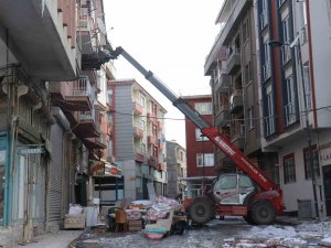 Malatya’da Vatandaşlar Hasarlı Binalardan Eşyalarını Taşımaya Başladı