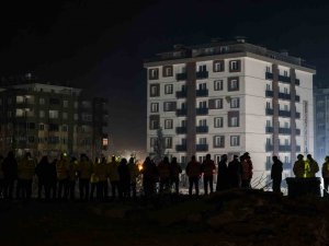 Kahramanmaraş’ta Gece Boyunca Enkaz Altındaki Yakınlarından Haber Beklediler