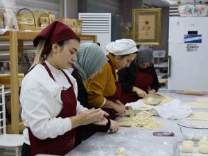 Gürsulu Kadınlar Çölyak Hastası Depremzedeler İçin Erişte Üretiyor