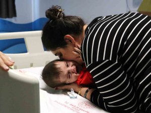 Kedinin Miyavlaması Sayesinde Kurtarılan Birce Bebek Ailesine Kavuştu