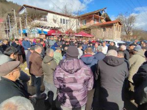 Dut Ağacını Budamak İçin Çıktığı Merdivende Kalp Krizinden Öldü