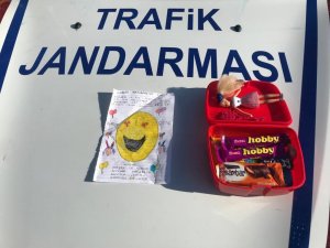 7 Yaşındaki Çocuktan Duygulandıran Not: "Her Şey İyi Olacak, Korkma Kardeşim, Yanınızdayız"