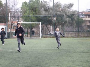 Depremzede Çocuklar Futbol Oynayarak Moral Depoluyor
