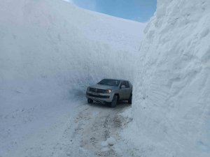 Yüksekova’da 6 Metreyi Geçen Kar Tünelleri