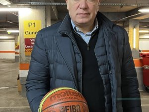 Ekrem Memnun, Şampiyonluk Topunu Depremzedeler İçin Bağışladı