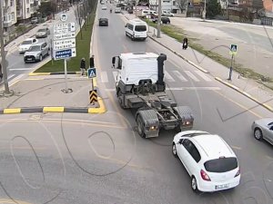 Yaya Geçidinde Yol Vermek İçin Duran Tıra Çarptı