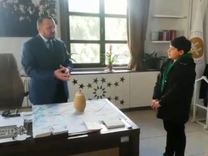 9 Yaşındaki Eyüp Ensar, Kumbarasındaki 600 Tl’yi Depremzedelere Bağışladı