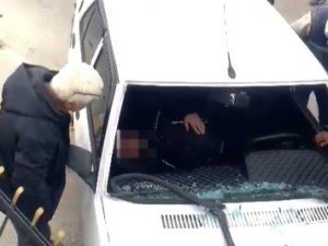 Minibüsle Kafa Kafaya Çarpışan Otomobilin Sürücüsü Yaralandı