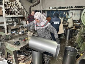Ev Hanımları Depremzedeler İçin Tezgahın Başına Geçti