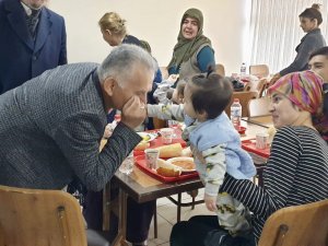 Başkan Büyükkılıç, Depremzedeleri Ziyaret Edip, Çocuklarla İlgilendi