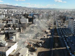Adıyaman’da Binden Fazla İş Makinesi Enkazlarda Çalışıyor