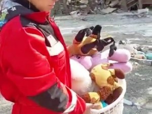 Enkazdan Topladıkları Oyuncakları Çadır Alanına Götürdüler