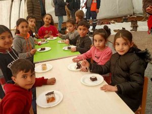 Enkazdan Kurtarılan Eymen’in Doğum Gününü Aile Ve Sosyal Hizmetler Bakanlığı Personeli Kutladı