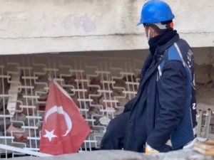 Enkaz Çalışmalarına Destek Veren Zabıta Personelinden ’Türk Bayrağı’ Hassasiyeti
