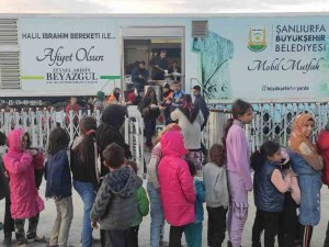 Her Gün Binlerce Depremzedeye Sıcak Yemek
