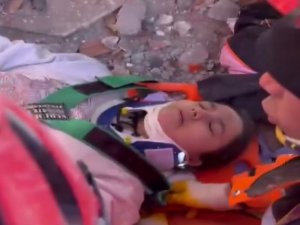 Depremin 11. Gününde 248. Saatte 17 Yaşındaki Kız Enkazdan Sağ Çıkarıldı