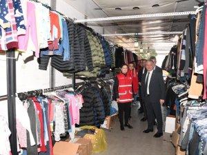 Giyim Tırları Depremzedelerin Kaldıkları Otellere Gönderildi