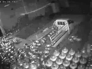 Deprem Gecesi Depodaki Mutfak Tüpleri Böyle Düştü