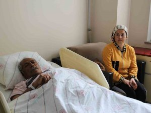 Depremden Sağ Kurtulan Kadın: "Şiddetli Deprem Bizi Yataktan Attı"
