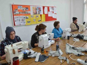 Didim’de Misafir Edilen Depremzede Çocuklara Eşofman Desteği