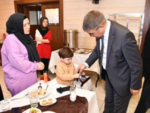 Vali Depremzedelerle Bir Araya Geldi