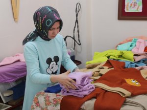 Bitlisli Kadınlar Depremzedeler İçin Giysi Dikiyor