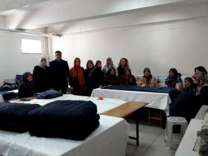 Kursiyerler, Deprem Bölgesi İçin ’Su Geçirmez’ Uyku Tulumu Dikiyor