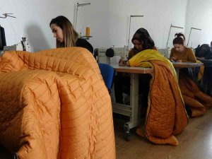 Yüksekovalı Kadınlar Depremzedeler İçin Uyku Tulumu Dikiyor
