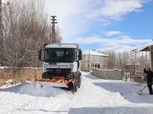 Gürpınar Belediyesi Karla Mücadele Çalışmalarını Aralıksız Sürdürüyor