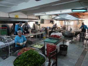 Tarsus’ta Depremzedelere Her Gün 6 Bin Sıcak Yemek