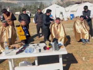Çadırkentte Kalanlar Tıraş Edildi, Kız Çocuklarına Saç Bakımı Yapıldı