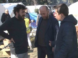 33 Saat Sonra Enkaz Altından Çıktı, Hayvanlar İçin Seferber Oldu