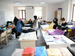 Depremzedeler İçin Battaniye Ve Eşofman Takımı Üretiyorlar
