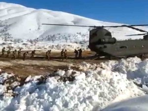 Ch-47 Ağır Nakliye Helikopterleri Yardım Ulaştırmaya Devam Ediyor