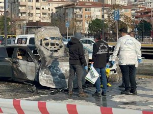 Kadiköy’de Hastane Otoparkında Otomobil Alev Alev Yandı