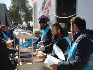 Uygur Türklerinden Depremzedelere ‘Uygur Pilavı’ İkramı