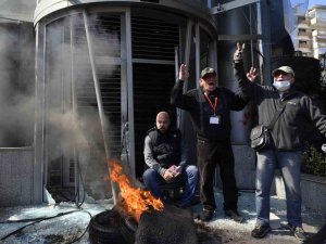 Lübnan’da Halk Banka Şubelerini Ateşe Verdi