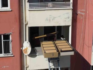 Osmaniye’de Vatandaşlar Hasarlı Binalardan Eşyalarını Taşımaya Başladı