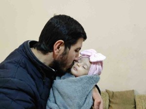 Enkazdan Kurtarılan Fatma Bebek, Şanlıurfa’daki Amcasına Teslim Edildi