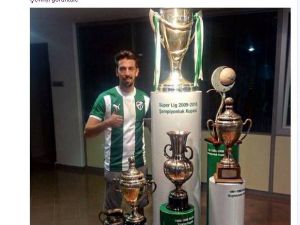 Cuenca, Bursaspor’un Kazandığı Kupaların Yanında Poz Verdi