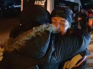 Deprem Bölgesinden Dönen Afad Ekipleri Gözyaşlarına Hakim Olamadı