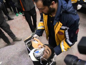 Depremden 260 Saat Sonra Enkazdan Sağ Çıkarıldı, Depremzedenin Elindeki Tesbih Dikkat Çekti