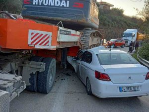 Tırın Altına Giren Araçtan Yaralı Çıktılar