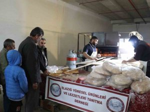 Yaptırdığı Seyyar Fırınla Depremzede Vatandaşlara Sıcak Ekmek Dağıtıyor
