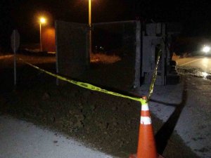 Afyonkarahisar’da Toprak Yüklü Kamyon Devrildi, Bir Kişi Yaralandı