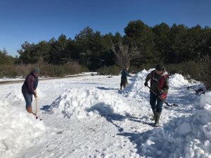 Yaylada Kar Gömme Mesaisi