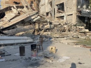 Hatay’ın Simgelerinden Olan "Künefe Çeviren Adam" Heykeli, Depremde Zarar Görmedi