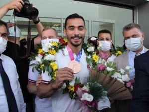 Ferhat Arıcan İle Adem Asil, Depremzedeler İçin Bilekliklerini Açık Artırmaya Çıkardı