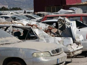 Depremde Zarar Gören Binlerce Araç Otoparklarda