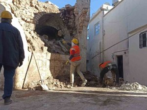 Deprem Sonrası Eyyübiye’nin Tarihi Sokaklarındaki Molozlar Kaldırılıyor
